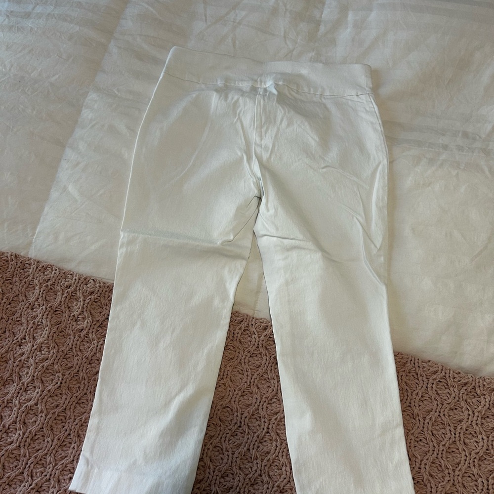 ๐Alfani Women's White Cropped pull on Capris - Picture 4 of 4